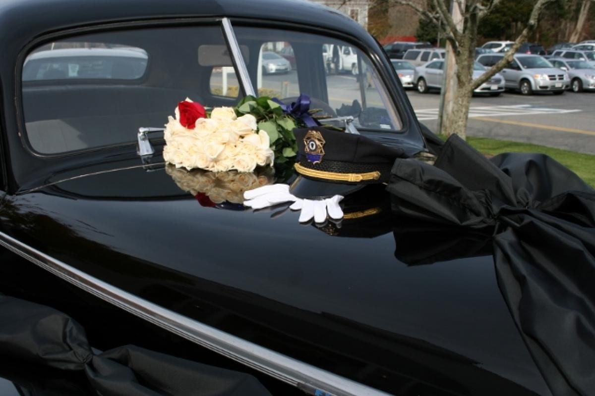 A bouquet and the lieutenant's hat and gloves 2