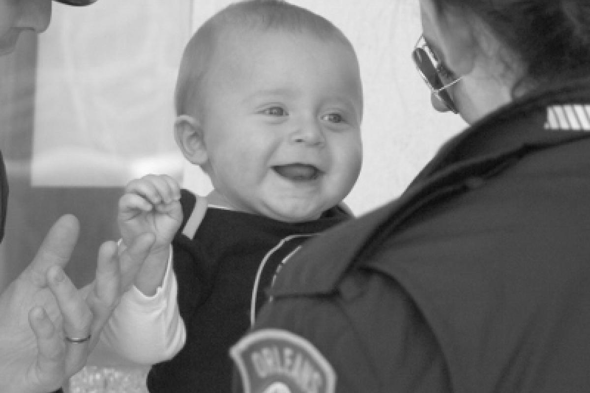 A citizen with her child at the food drive 2