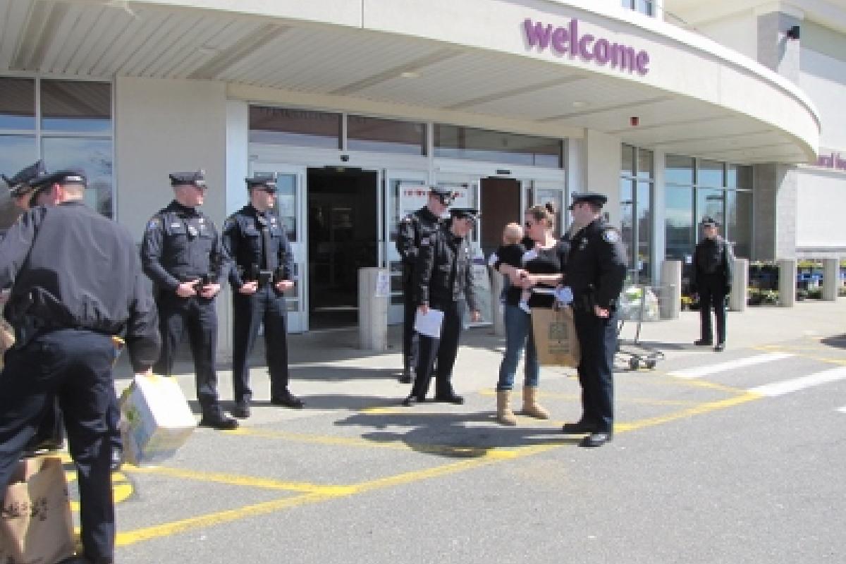 A citizen chatting with police officers 2